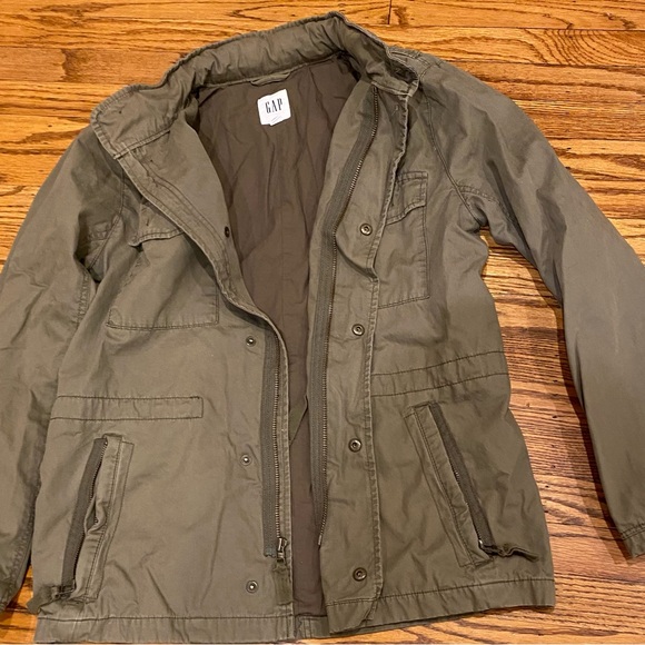 The GAP Men’s Small Cargo Jacket with zip in hood and chest pockets. - Picture 3 of 5